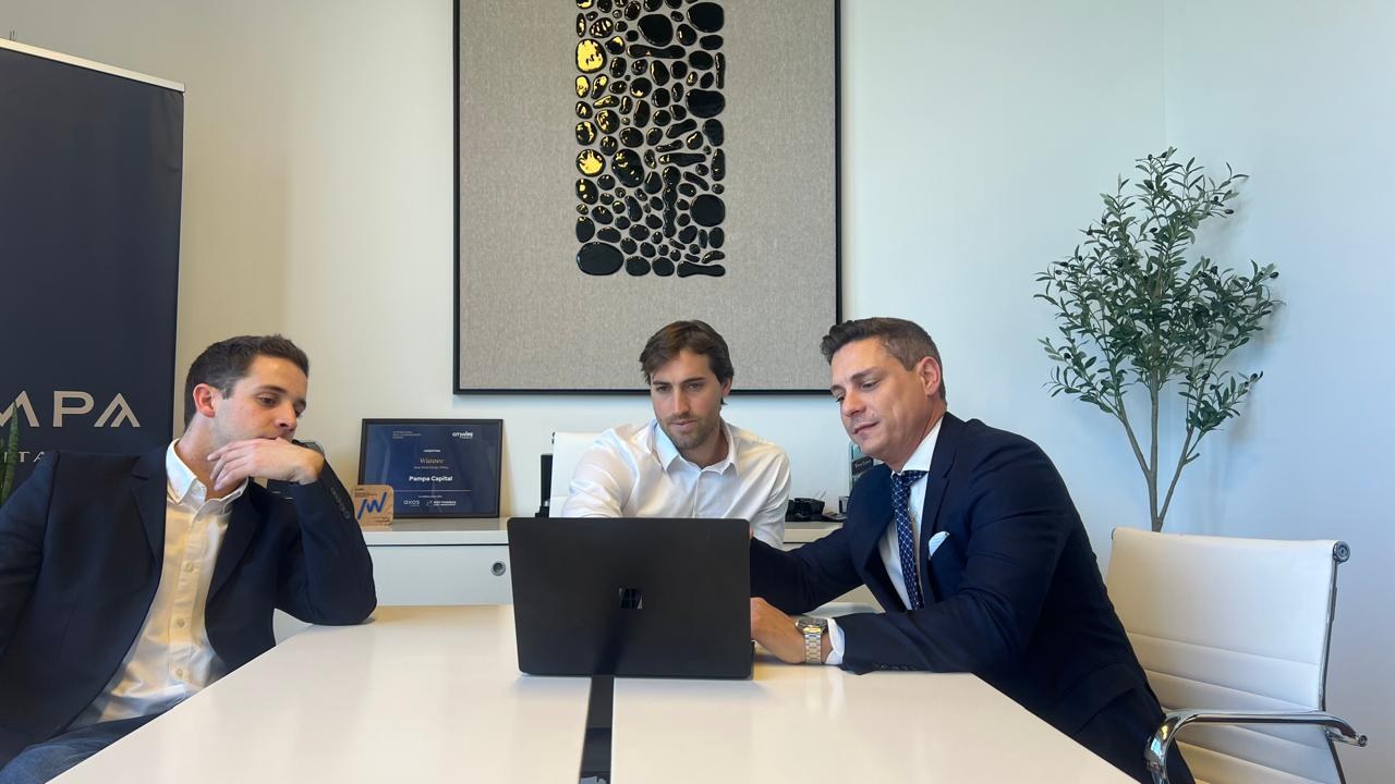 El equipo de Pampa Capital trabajando en la oficina